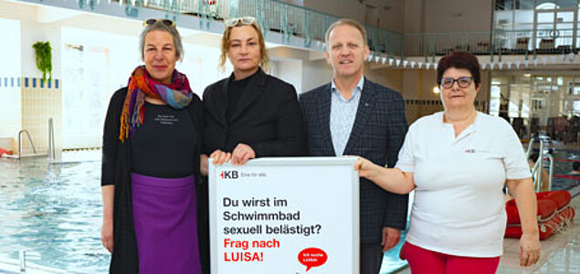 Katharina Hölbing (Frauen gegen VerGEWALTigung), Gabi Plattner (Frauenhaus Tirol), Ulrich Mayerhofer (IKB-Geschäftsbereichsleiter Bäder) und Renate Rossmann (Mitarbeiterin im Hallenbad Amraser Straße).