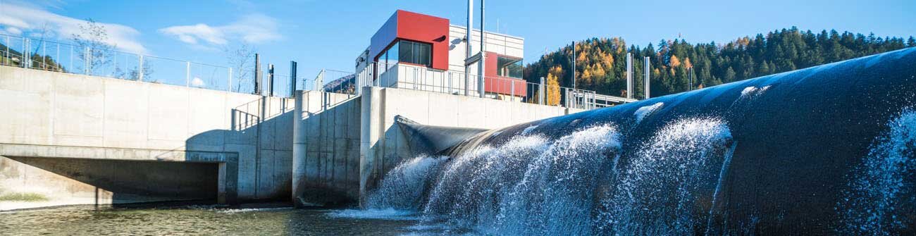 Blick vom Wasser auf das Kraftwerk Muehlen.