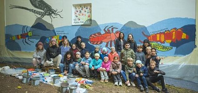Kinder vor dem bemalten Kraftwerk Mühlau 2