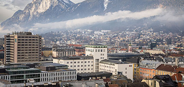Innsbruck von oben mit Blick auf die IKB