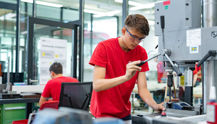 Lehrling bei der Ausbildung in der Lehrwerkstätte