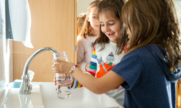 Kinder mit Wasserflasche