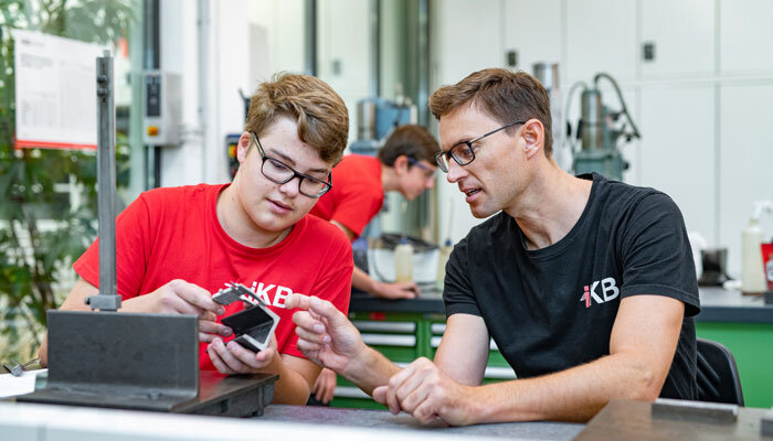 Lehrling und Ausbildner der technischen Lehrlinge.