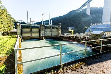 Das Oberwasserbecken des Zwischenkraftwerks Obere Sill.