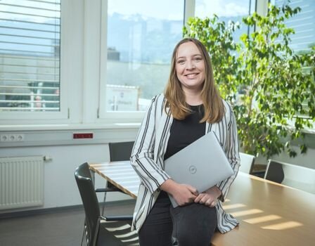 Person mit Laptop im modernen Büro