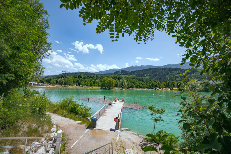 Baggersee Roßau Uferweg und Steg