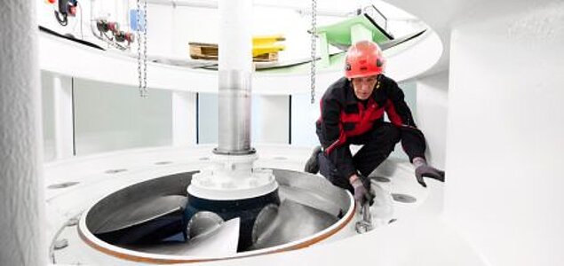Techniker arbeitet im Inneren einer großen Turbine