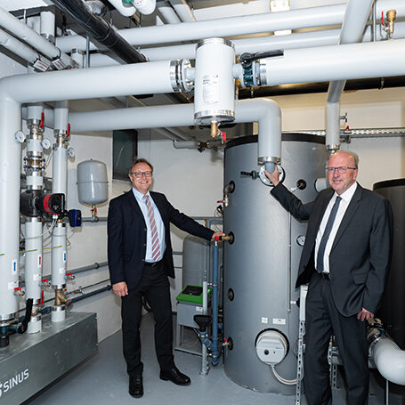 IKB-Vorstandsvorsitzender DI Helmuth Müller (rechts im Bild) und IKB-Vorstandsmitglied DI Thomas Gasser, MBA, beim neuen Heizsystem im Kraftwerk Untere Sill. © IKB