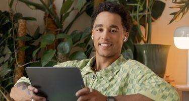 Person nutzt mobiles Internet der IKB Person nutzt mobiles Internet der IKB