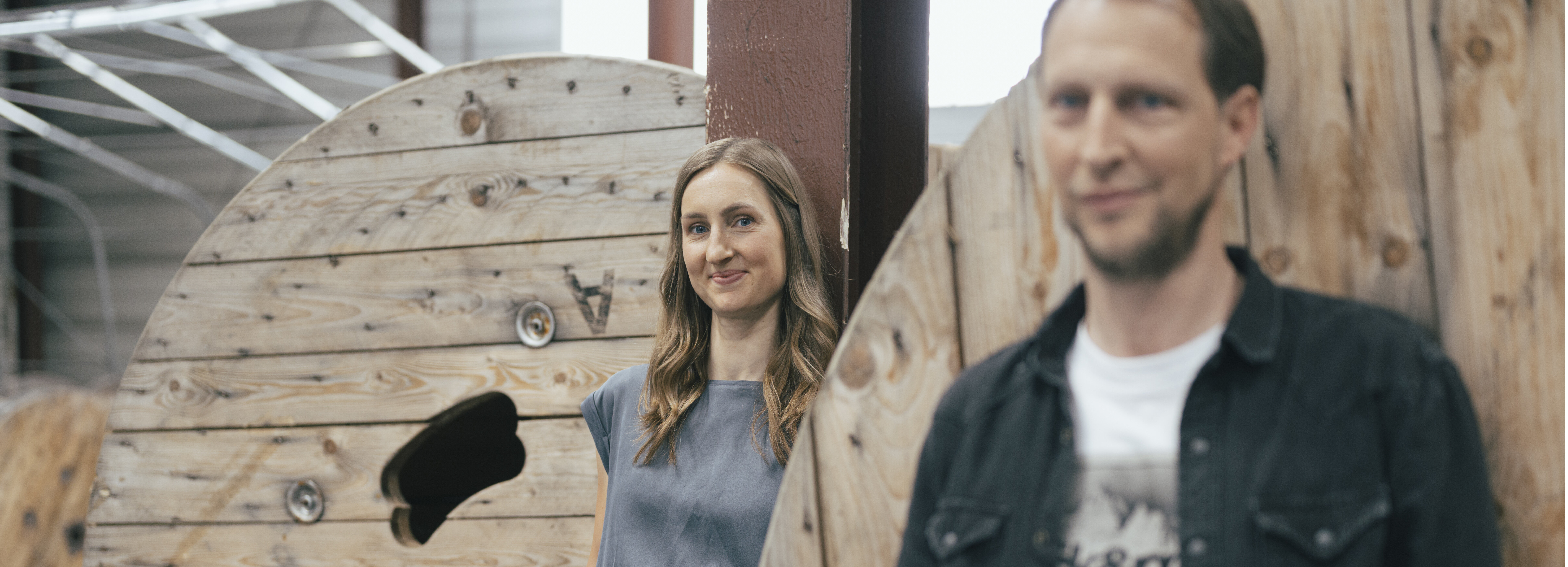 Man und Frau in einer Lagerhalle