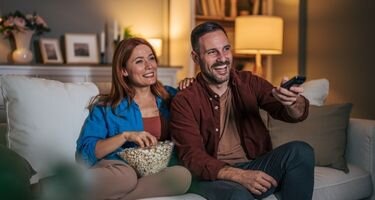 Frau mit Mann beim Fernsehen