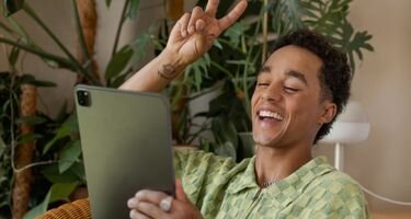 Person nutzt mobiles Internet der IKB