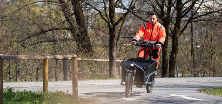 IKB Mitarbeiter auf seinem Lastenrad.