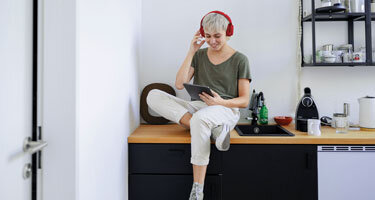 Person nutzt mobiles Internet der IKB