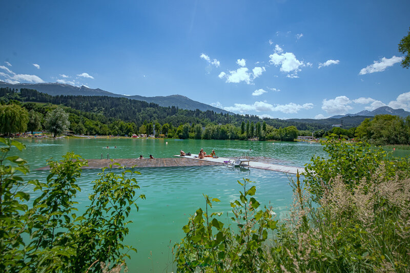 Baggersee Roßau Steg im See