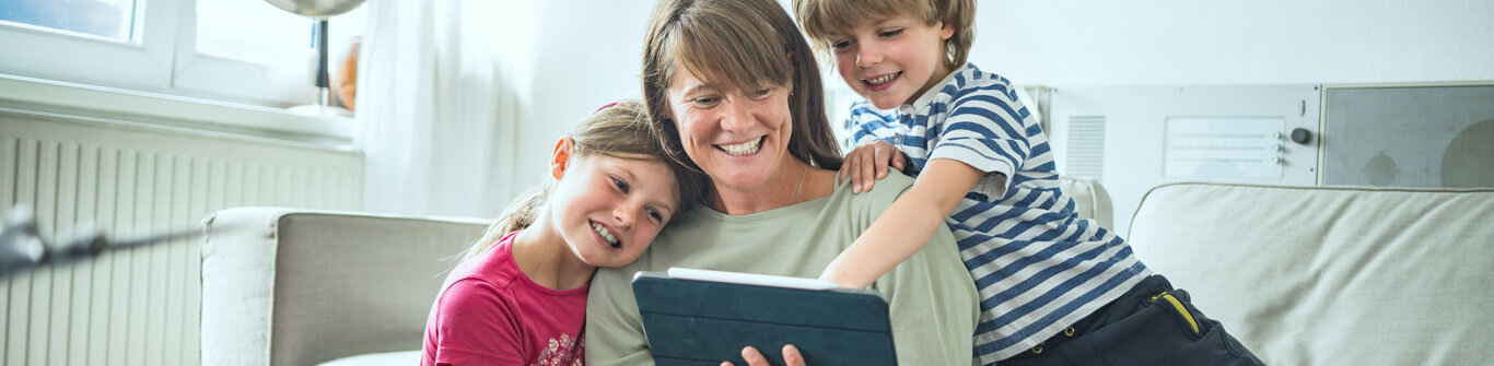 Familie mit Tablet