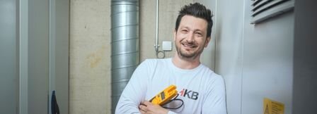 Person mit Messgerät in Technikraum
