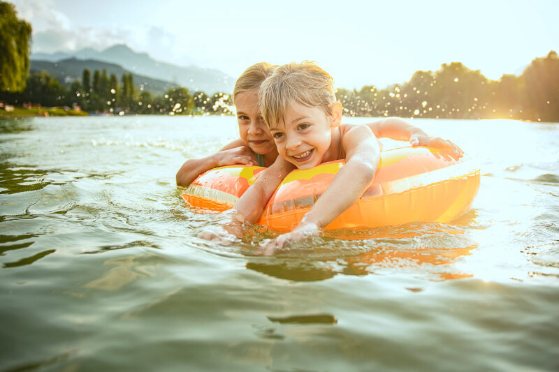 Roßau bathing pond children in the lake