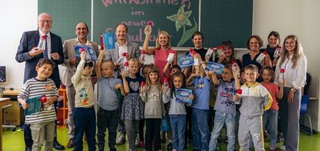 Kinder mit Trinkflaschen am ersten Schultag