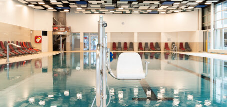 Beckenlift in einem Schwimmbad.