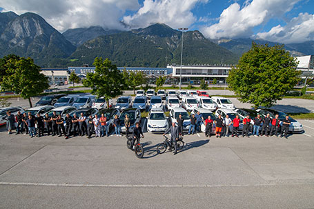 IKB-Vorstandsvorsitzender DI Helmuth Müller (vorne rechts), IKB-Vorstandsdirektor Dr. Thomas Pühringer (vorne links) und Mitarbeitende der IKB vor dem E-Fuhrpark, einem der größten in Tirol.