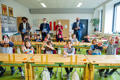 IKB-Vorstandsdirektor Dr. Thomas Pühringer, Bürgermeister Georg Willi, Stadträtin Mag.a Elisabeth Mayr und IKB-Vorstandsvorsitzender DI Helmuth Müller (v. l. n. r.) überreichten die Trinkwasserflaschen an die Volksschulkinder.