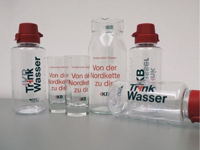 Wasserflaschen, Wasserkrüge und Gläser